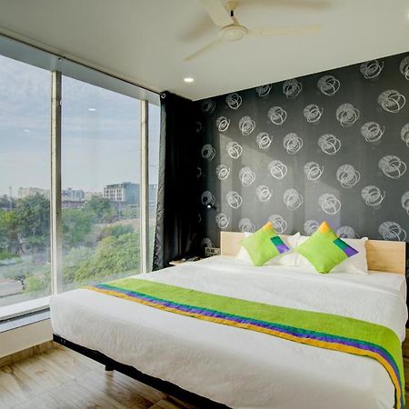 Treebo Grand Lotus - 3 Km From Textile Market Surat Exterior foto